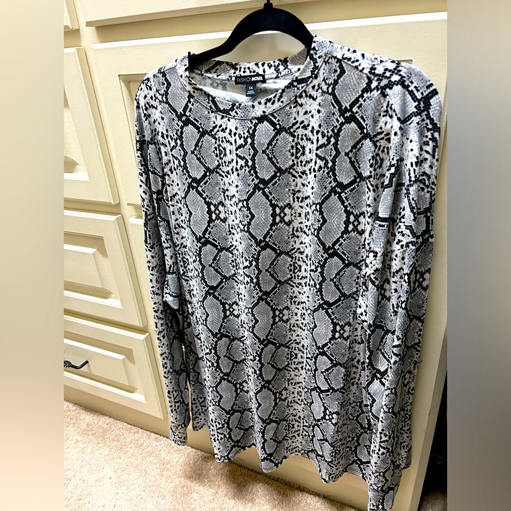 Fashion Nova Weekend Vibes Snakeskin Long Sleeve, size 1X